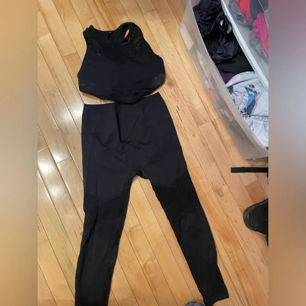 Fabletics set. - Picture 2 of 3